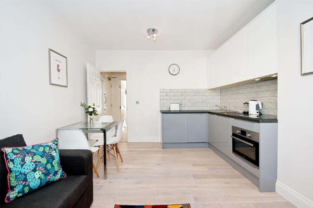 F6 Greek Street By Living * Londen